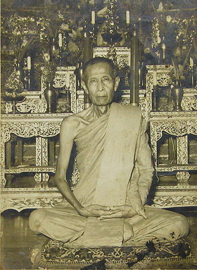 รูปหลวงปู่โต๊ะ หลังยันต์ตรี1.jpg