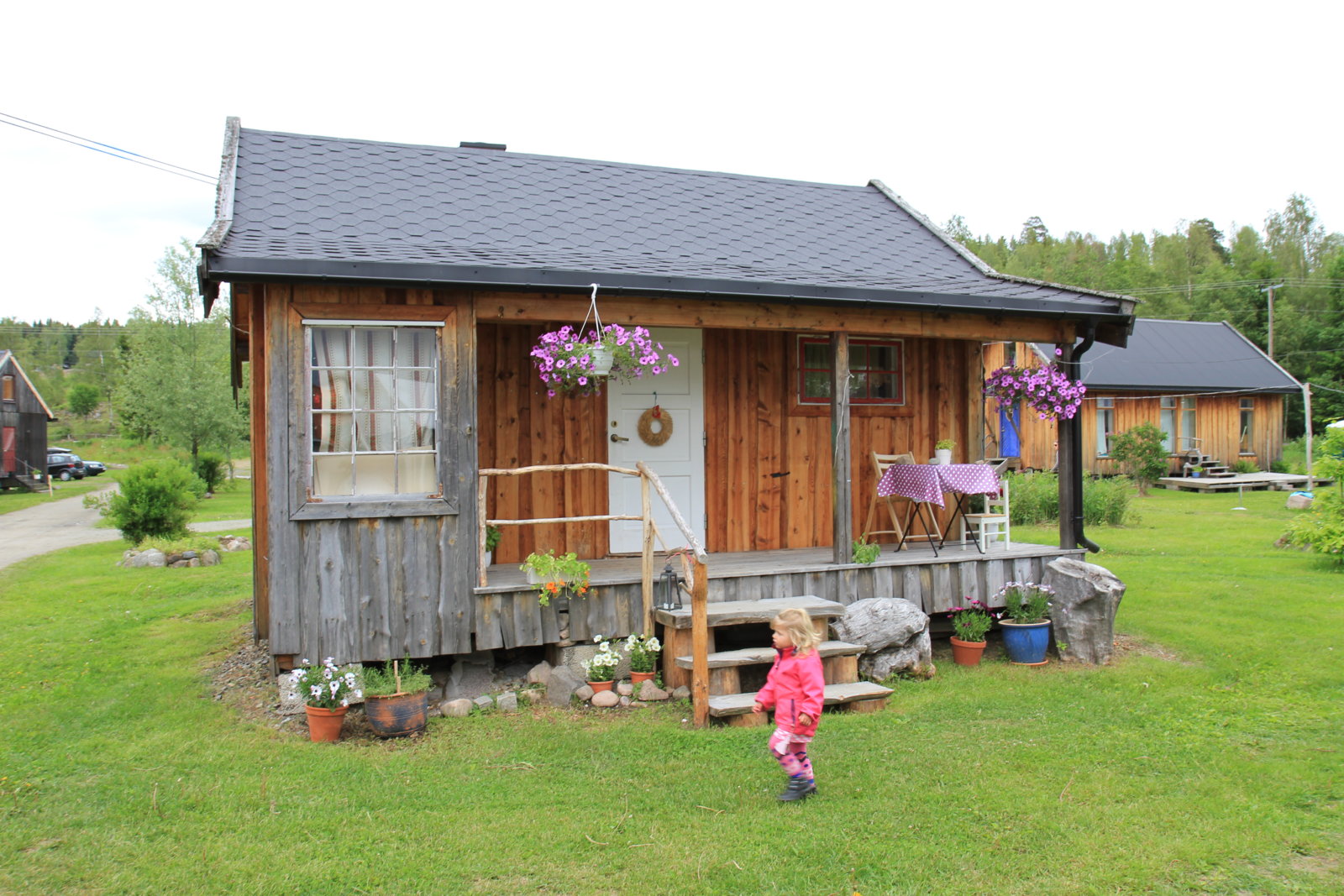 Hurdal_ecovillage_june_2015_old_village_2_Beautiful_wooden_house_and_little_girl.JPG