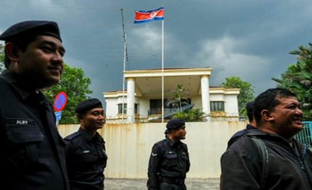 malaysian-police-officers.jpg